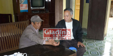 Lương y Nguyễn Sỹ Bằng đang bắt mạch cho bệnh nhân. Ảnh: Giang Đình.